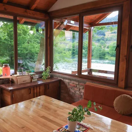 Idyllic River Front Holiday - Tisine Ferienhaus